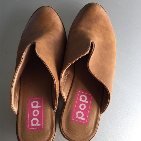 Slip on shoe with heal - Picture 2 of 3